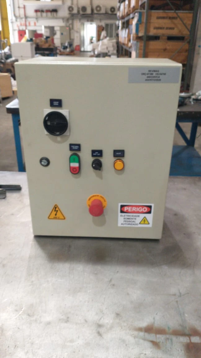 Montagem de painel elétrico